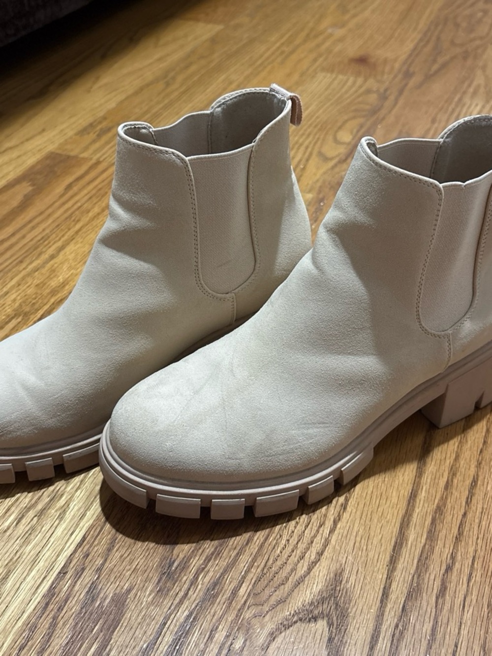Amazon Essentials Women's Cream Chelsea Lug Ankle Boots